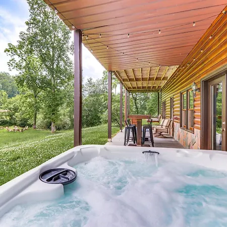 Riffle Run Cabin River Access, Hot Tub, Game Room